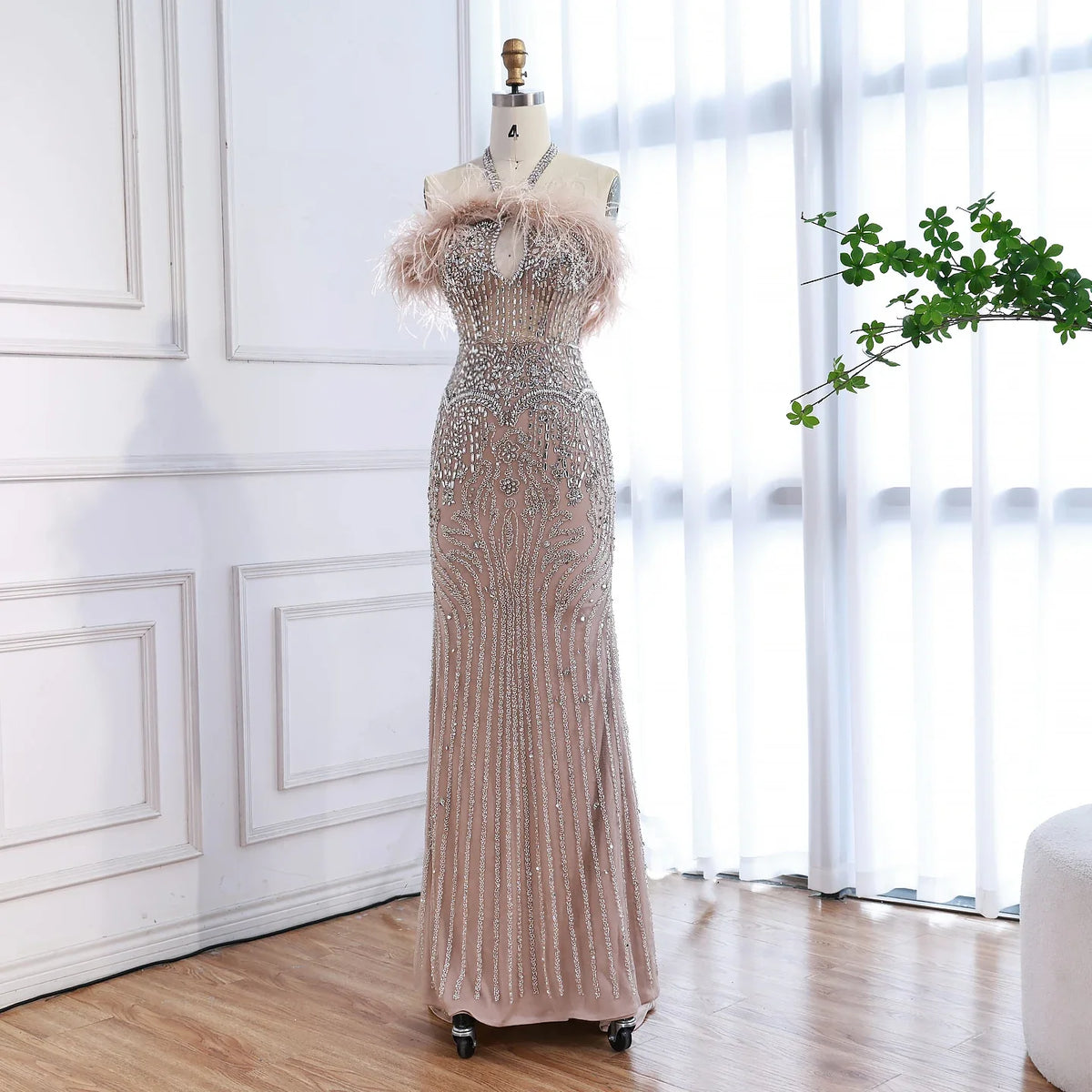 Robe de soirée luxueuse en plume et cristal, modèle décolleté nu LA73349