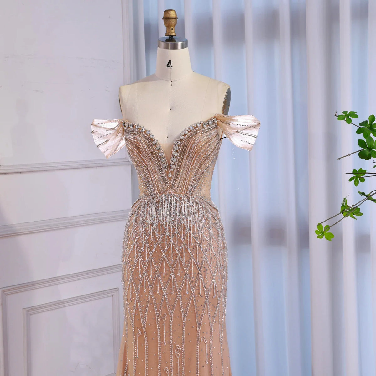 Robe de soirée luxueuse couleur nude à épaule dénudée avec perles et franges LA72854A