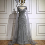Luxuriöses hautfarbenes Perlenbesetztes Meerjungfrauen-Abendkleid mit Umhang LA72814