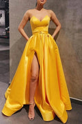 Vestido longo de cetim amarelo para baile, sem alças, com decote coração, vestido formal longo amarelo para formatura com racha S20761