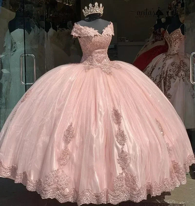 Vestido de Baile Quinceanera Rosa Doce com Aplicações de Renda em Tule e Decote Ombro a Ombro Y7728
