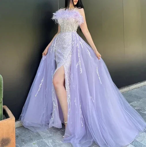 Vestido de Festa Elegante em Tule com Lantejoulas Lilás e Fenda, Vestido de Noite com Penas Y8528