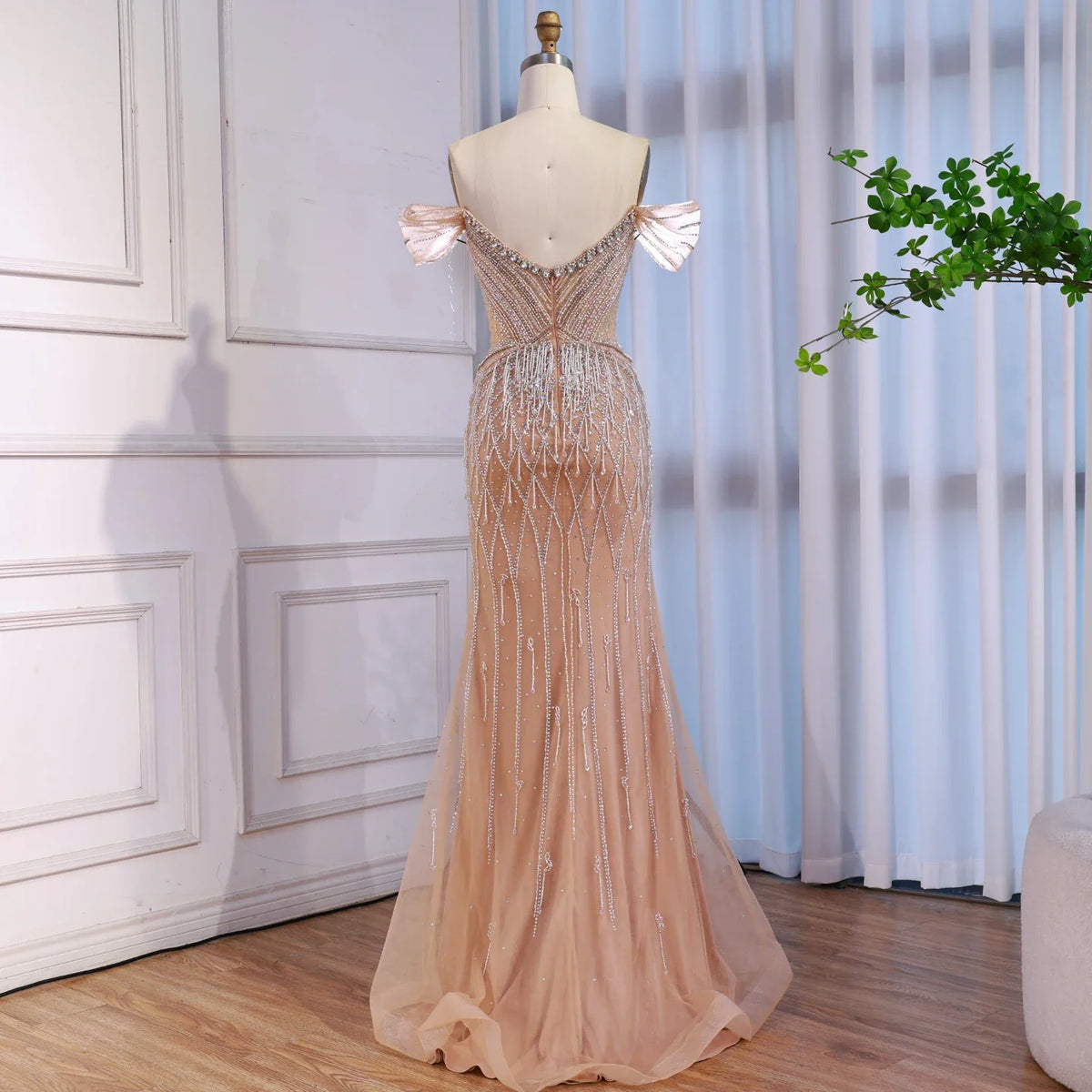 Robe de soirée luxueuse couleur nude à épaule dénudée avec perles et franges LA72854A