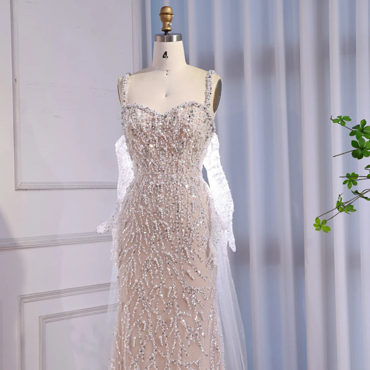 Abito da sera sirena in pizzo lussuoso con perle e guanto bianco nude LA72345E