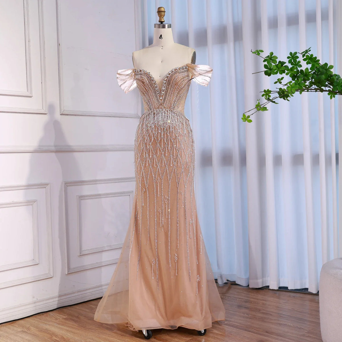 Robe de soirée luxueuse couleur nude à épaule dénudée avec perles et franges LA72854A