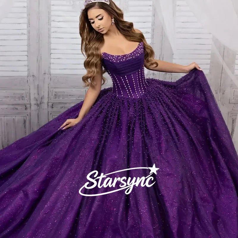 Starsync Maßgeschneidertes Helles Quinceañera-Kleid Luxuriöse Perlenfunkelnde Perlen Trägerloser Schal Rock Abnehmbare Schleifenärmel Kleider
