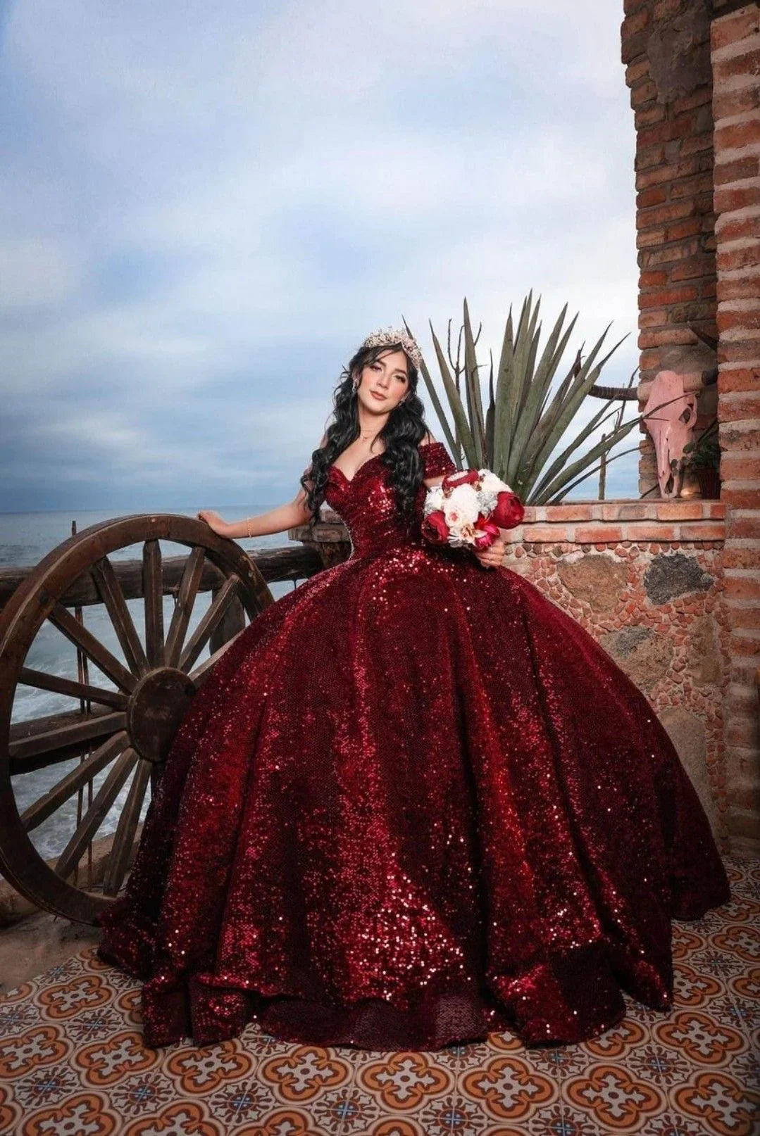 Vestido de Baile Borgonha Brilhante com Ombros Descobertos Vestido Doce 16 Y4264