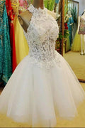 Abito economico per festa di fine anno in tulle bianco con paillettes, pizzo e applicazioni, modello a collo halter