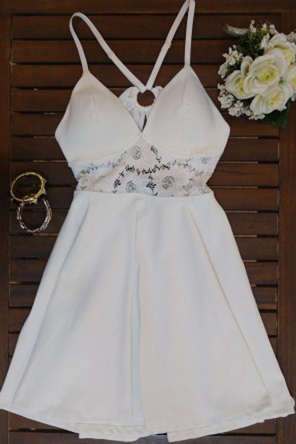 Vestido Branco Simples em Linha A com Decote em V, Alças Finas e Costas Cruzadas para Festa de Regresso a Casa