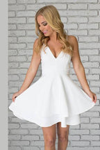 Robes de bal simples blanches en satin à fines bretelles et col en V pour adolescentes
