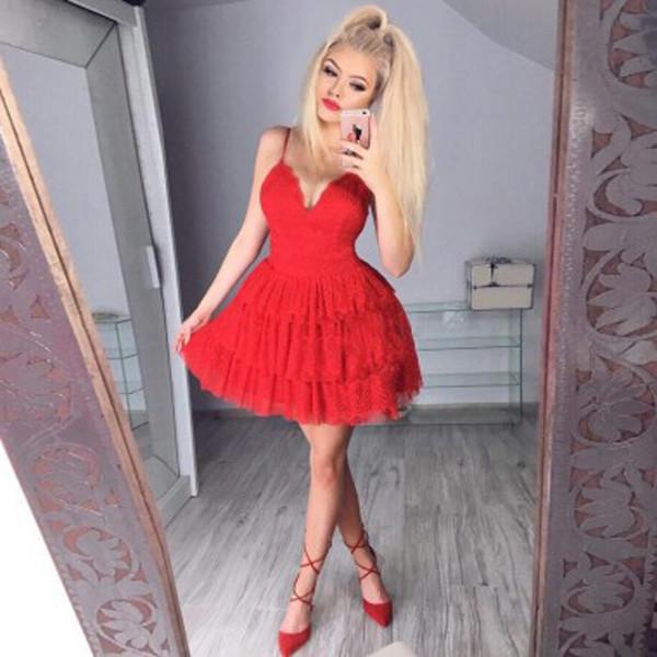 Vestito economico per festa di fine anno con scollo a V rosso, spalline sottili e volant, abito per laurea