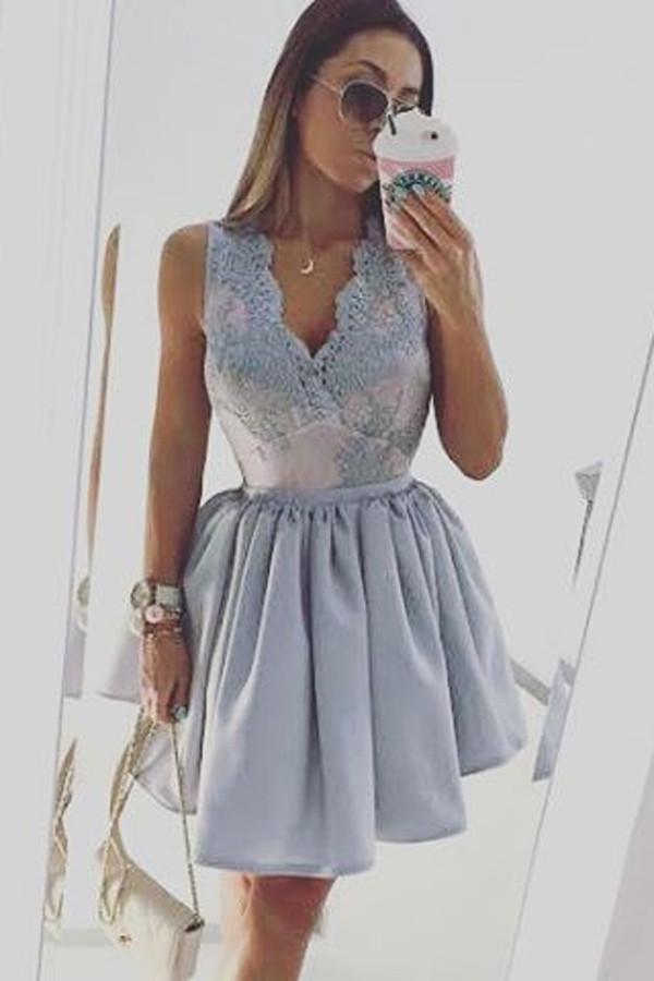Robe d'accueil abordable lavande claire à décolleté plongeant avec appliques, robes de fête