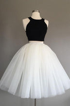 Vestido de fiesta corto de tul color marfil de dos piezas, con cuello halter, sin mangas, hasta la rodilla