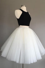Vestido de fiesta corto de tul color marfil de dos piezas, con cuello halter, sin mangas, hasta la rodilla