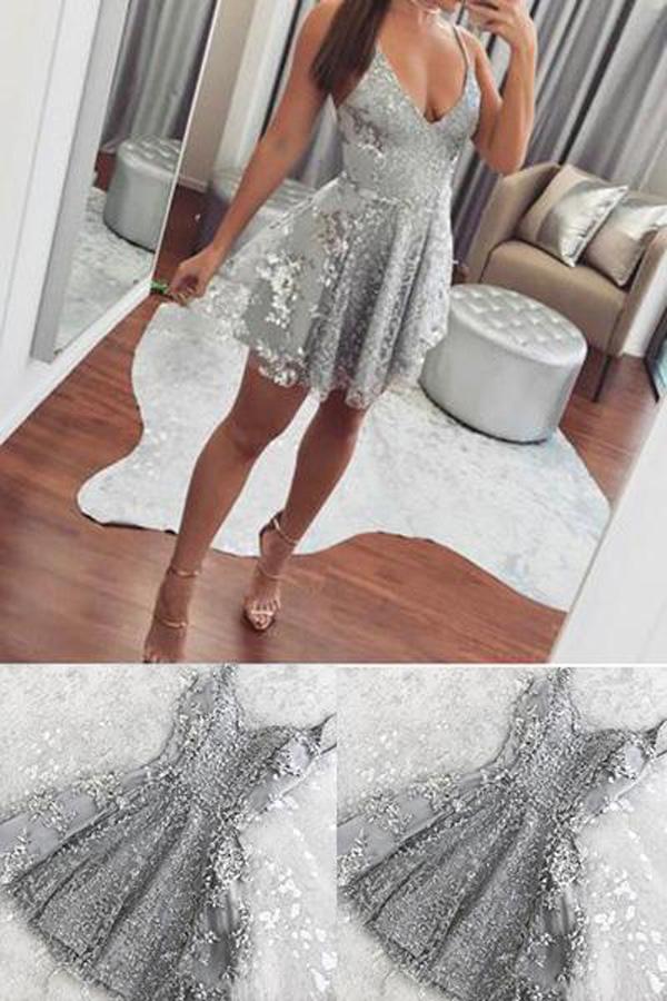 Abito corto argento con spalline sottili a spaghetto, scollo a V, mini in pizzo per feste di ritorno a casa per adolescenti