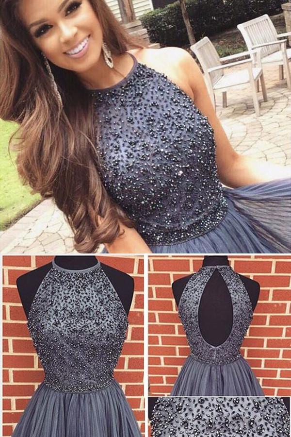 Robe de bal de fin d'année grise en tulle perlé, à col montant et dos nu, coupe évasée, courte