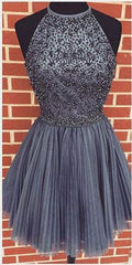 Robe de bal de fin d'année grise en tulle perlé, à col montant et dos nu, coupe évasée, courte