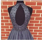 Robe de bal de fin d'année grise en tulle perlé, à col montant et dos nu, coupe évasée, courte