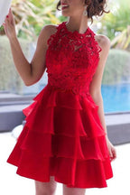 Vestito da cerimonia a balze in chiffon rosso con scollo a barchetta e linea a trapezio, abiti corti per ballo di fine anno