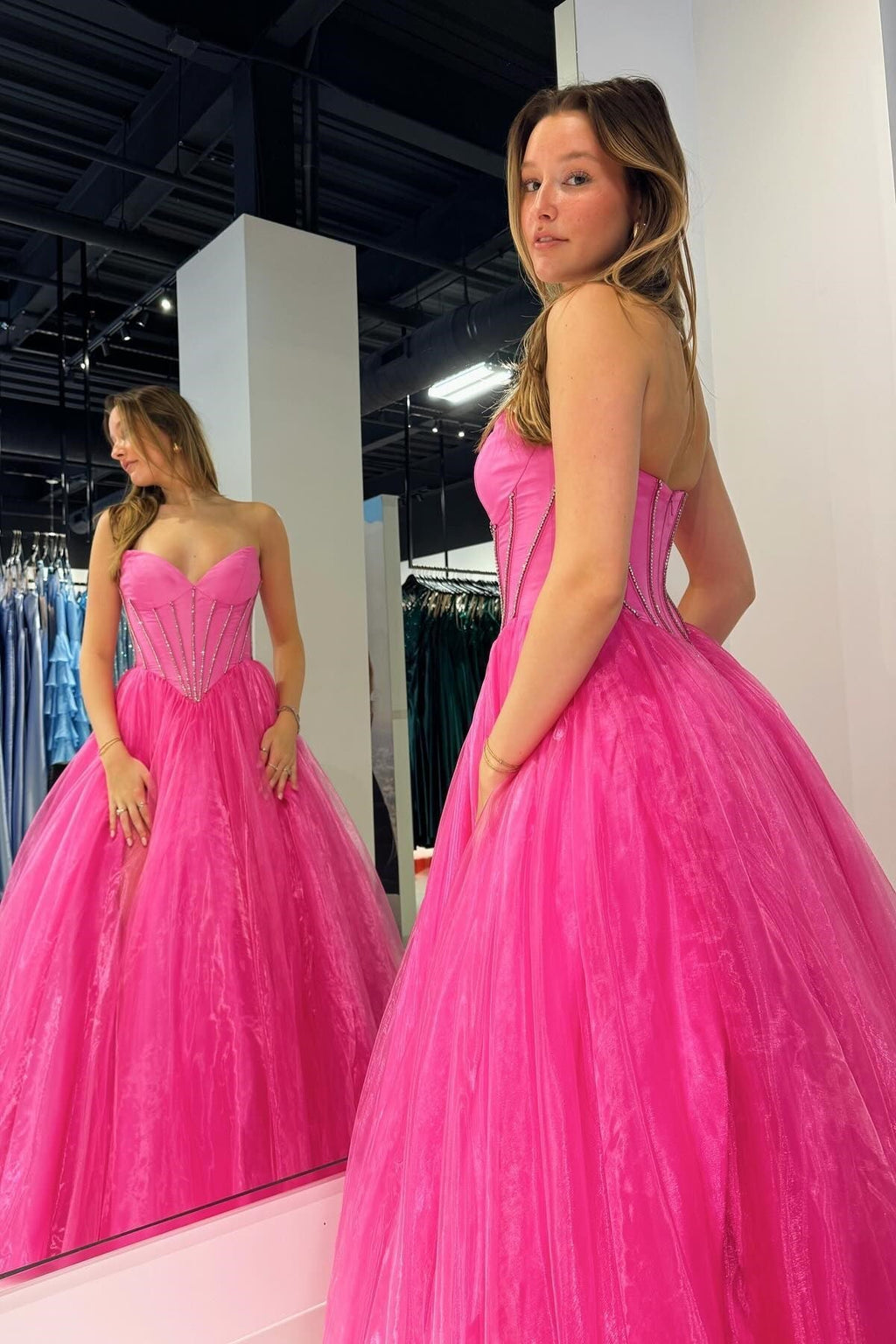 Vestido de Baile Sem Alças com Contas e Fenda em Rosa Forte