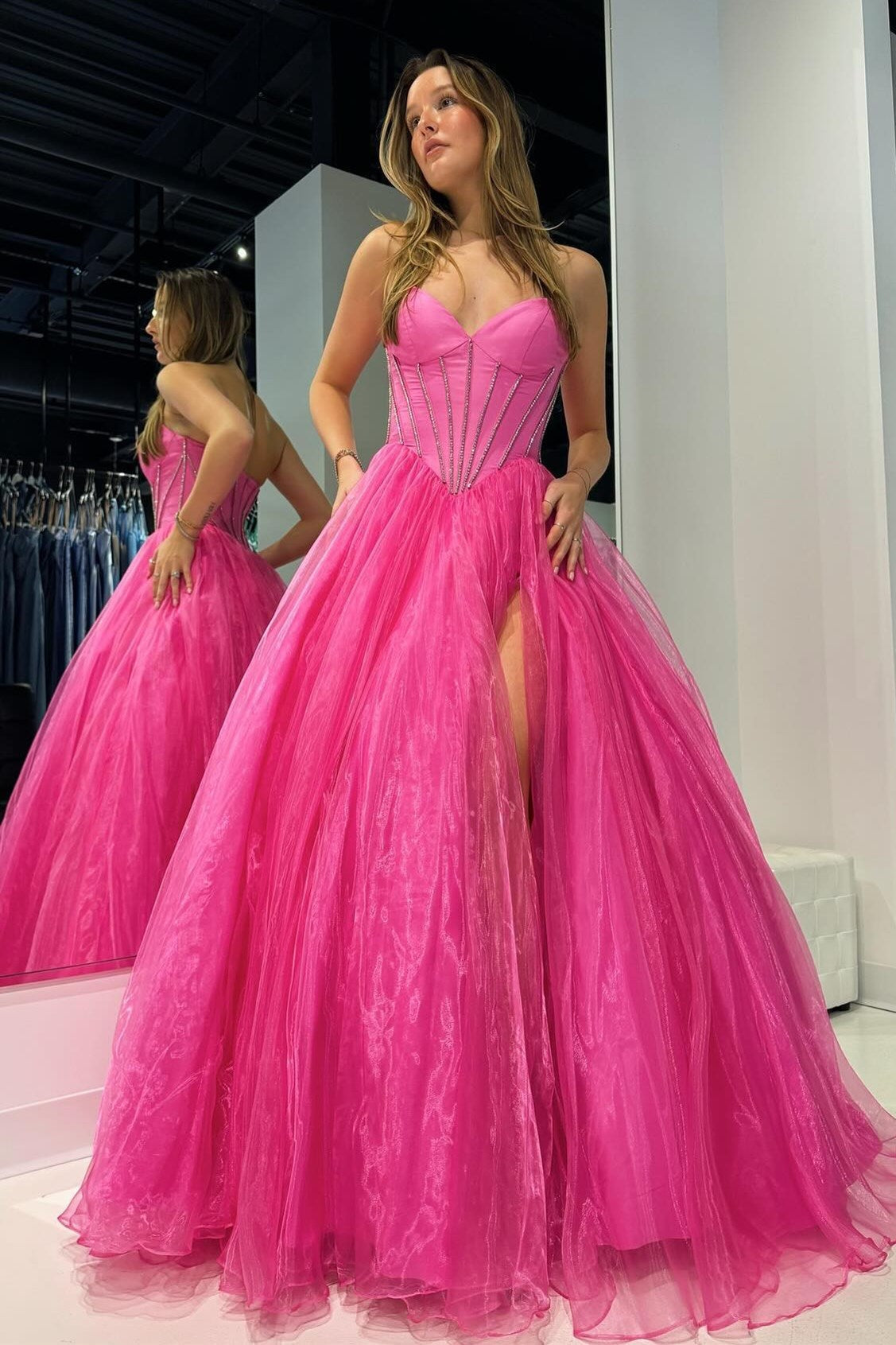 Vestido de Baile Sem Alças com Contas e Fenda em Rosa Forte