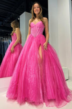 Vestido de Baile Sem Alças com Contas e Fenda em Rosa Forte