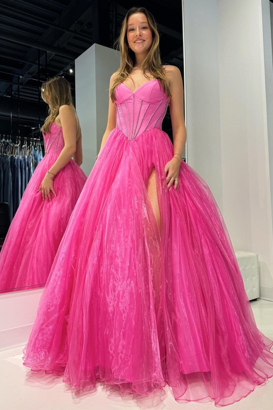 Vestido de Baile Sem Alças com Contas e Fenda em Rosa Forte