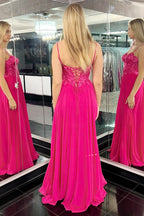 Vestido de fiesta largo de corte A con escote en forma de corazón y apliques color magenta con abertura