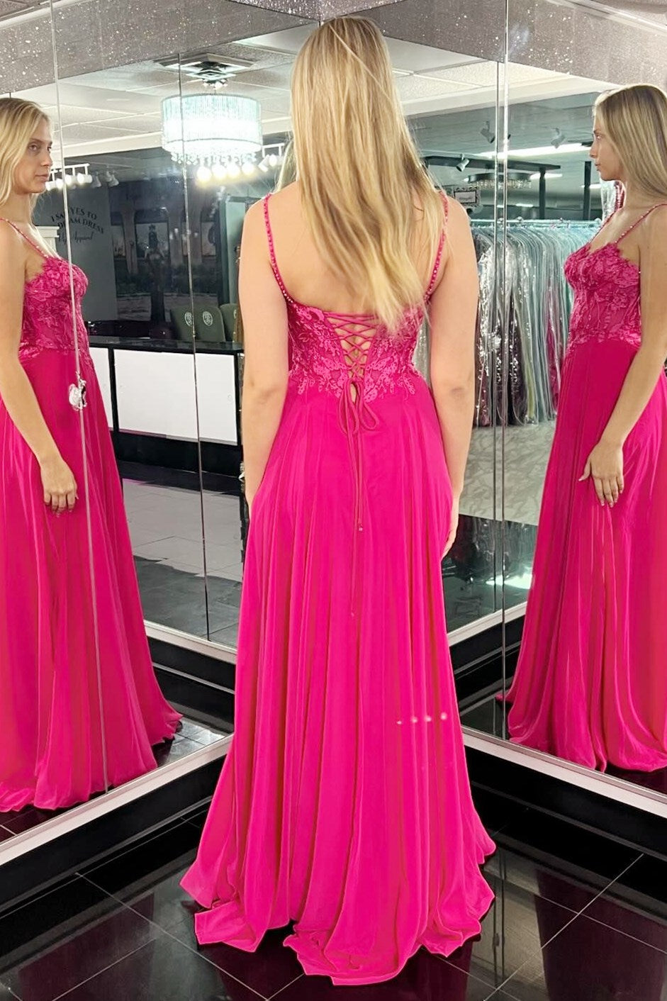 Vestido de fiesta largo de corte A con escote en forma de corazón y apliques color magenta con abertura