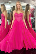 Vestido de fiesta largo de corte A con escote en forma de corazón y apliques color magenta con abertura