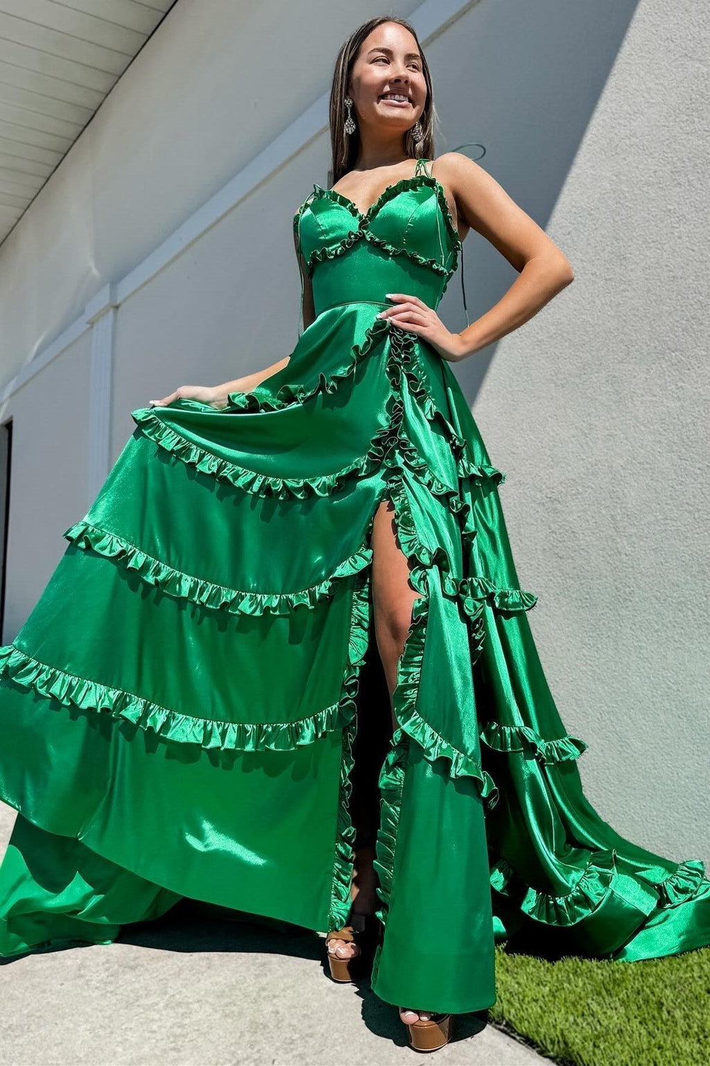 Rückenfreies A-Linien-Ballkleid mit V-Ausschnitt, Rüschen und Schlitz
