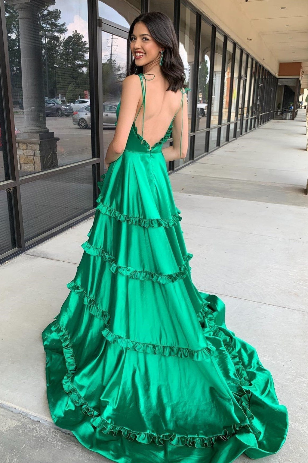 Rückenfreies A-Linien-Ballkleid mit V-Ausschnitt, Rüschen und Schlitz