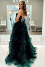 Smaragdgrünes Ballkleid mit Herzausschnitt, Schnürung und Rüschen und Schlitz