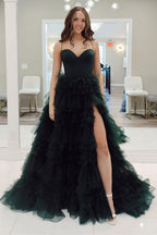 Smaragdgrünes Ballkleid mit Herzausschnitt, Schnürung und Rüschen und Schlitz