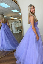 Vestido de baile de tule com decote cruzado e contas de alfazema