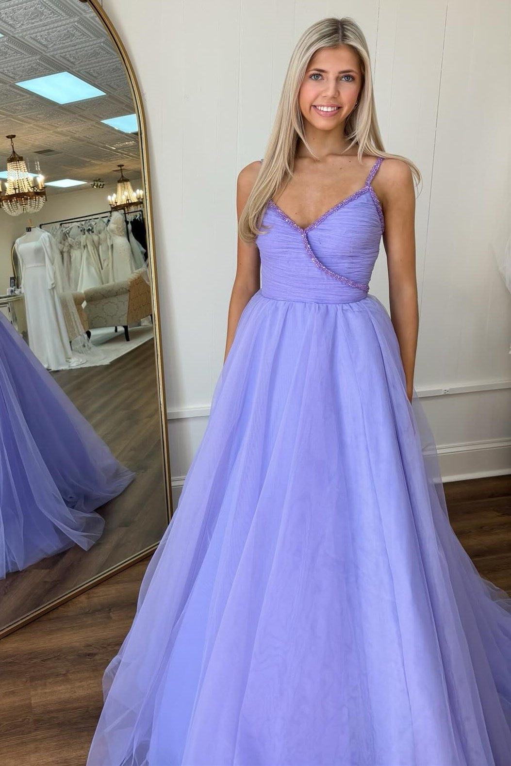 Vestido de baile de tule com decote cruzado e contas de alfazema