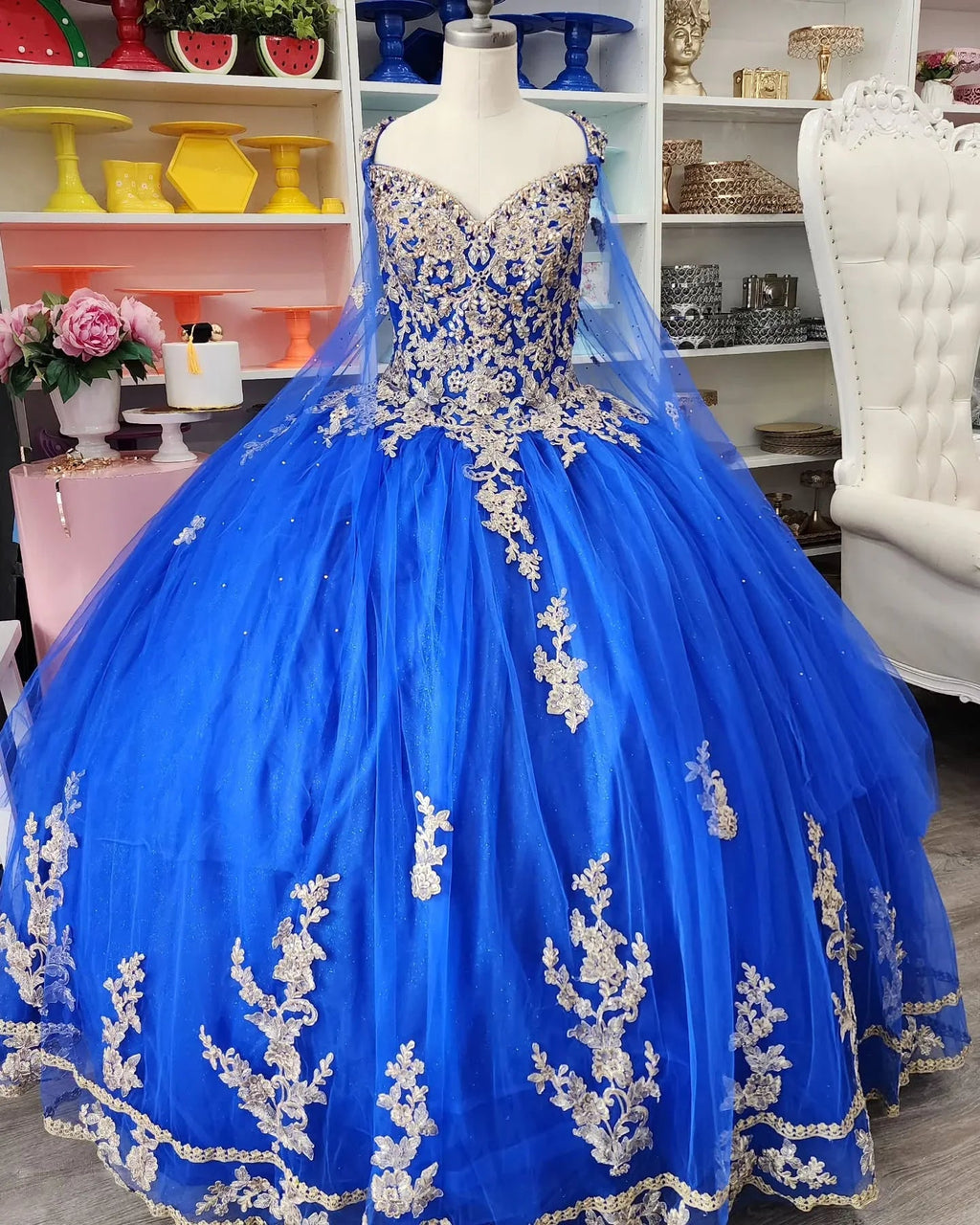 Vestido de baile em tule azul real com renda dourada Vestido de 16 anos Y530