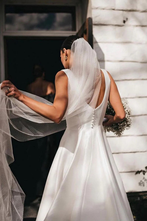 Robe de mariée blanche modeste en satin, coupe trapèze, col carré