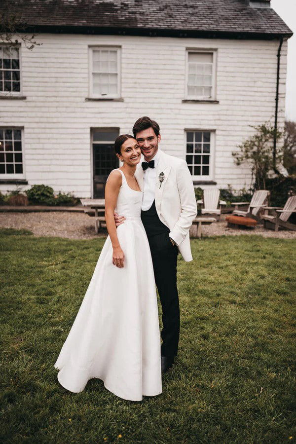 Robe de mariée blanche modeste en satin, coupe trapèze, col carré