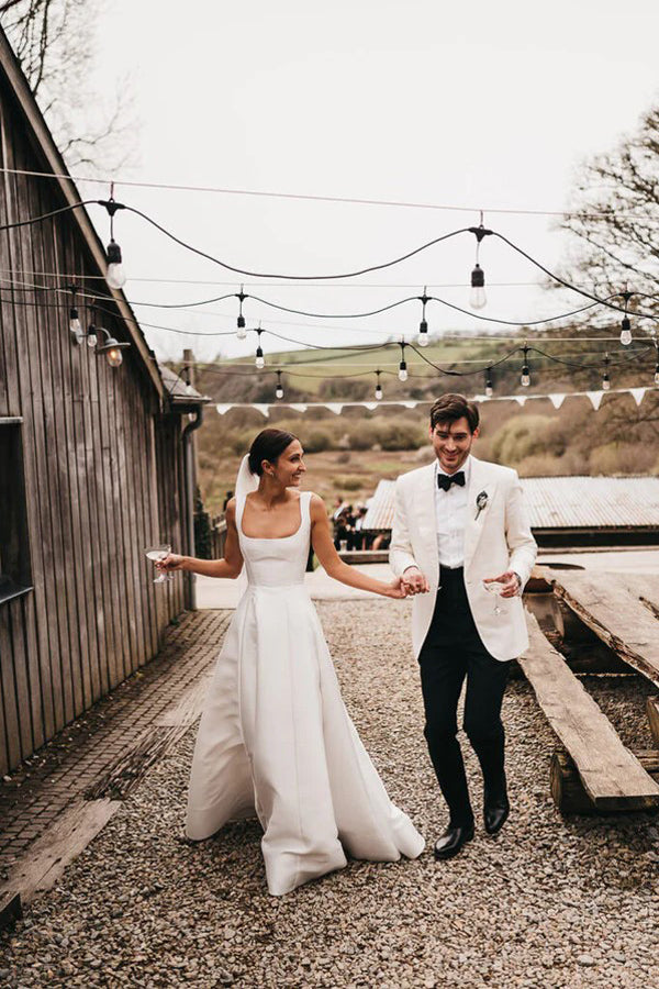Robe de mariée blanche modeste en satin, coupe trapèze, col carré