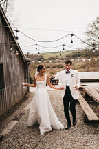 Robe de mariée blanche modeste en satin, coupe trapèze, col carré