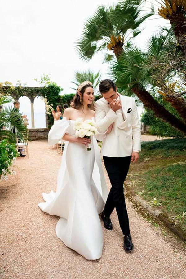 Vestido de Noiva com Ombros Descobertos, Mangas Bufantes e Acabamento em Cetim estilo Sereia