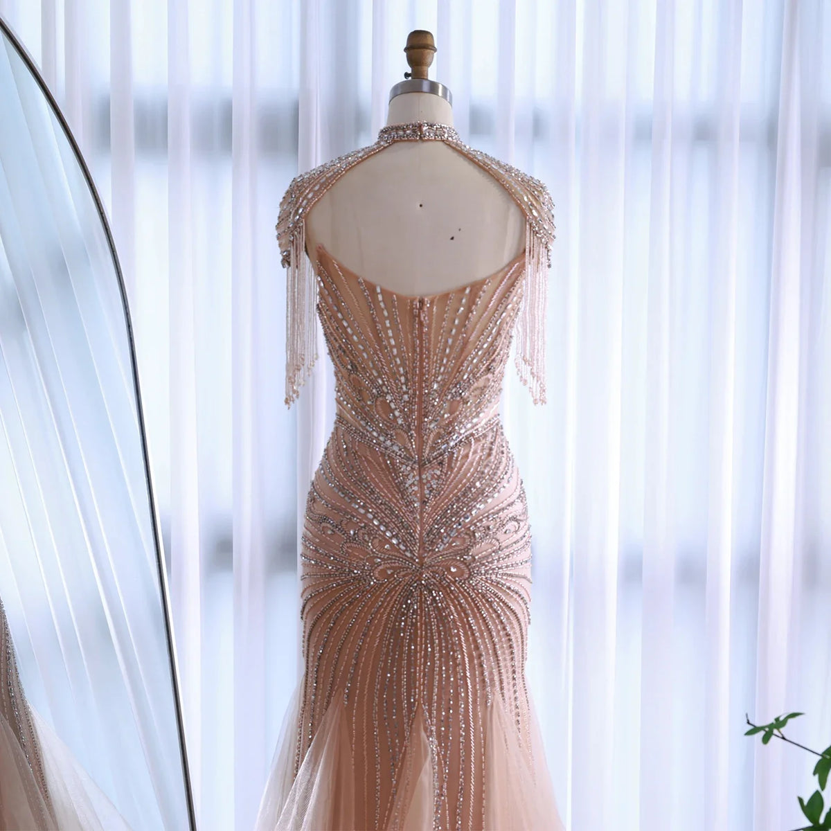 Abito da sera di lusso di Dubai con perline blu e rosa e mantellina con nappe LA72897B