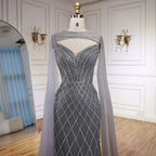 Luxuriöses hautfarbenes Perlenbesetztes Meerjungfrauen-Abendkleid mit Umhang LA72814