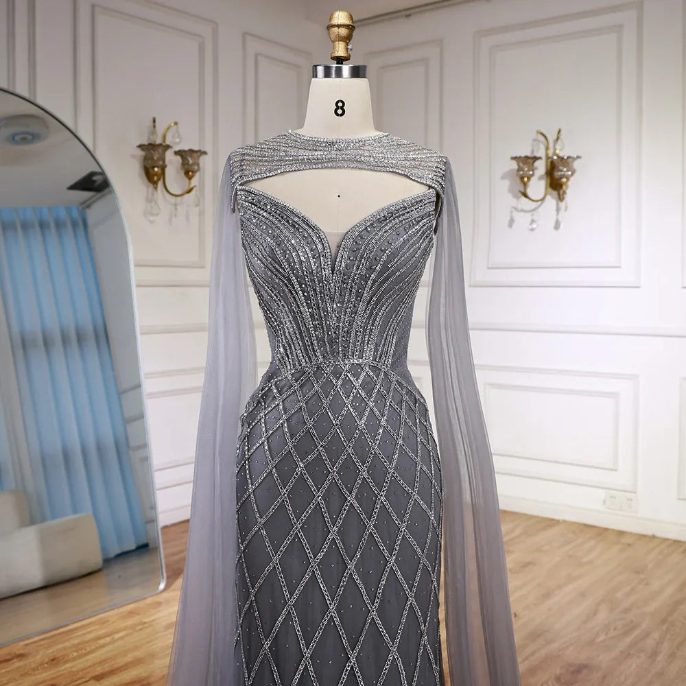 Luxuriöses hautfarbenes Perlenbesetztes Meerjungfrauen-Abendkleid mit Umhang LA72814