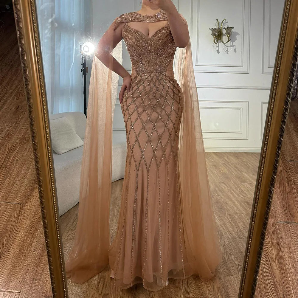 Luxuriöses hautfarbenes Perlenbesetztes Meerjungfrauen-Abendkleid mit Umhang LA72814
