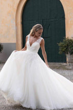 Vestidos de Noiva em Renda com Lantejoulas, Decote em V, Cauda Capela, Corte em A