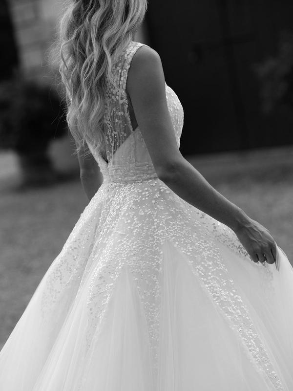 Vestidos de Noiva em Renda com Lantejoulas, Decote em V, Cauda Capela, Corte em A