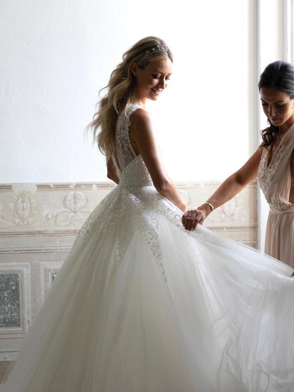 Vestidos de Noiva em Renda com Lantejoulas, Decote em V, Cauda Capela, Corte em A