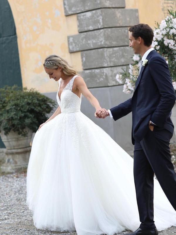 Vestidos de Noiva em Renda com Lantejoulas, Decote em V, Cauda Capela, Corte em A